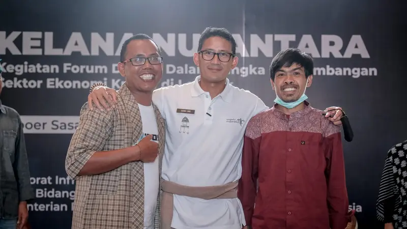 Menparekraf Sandiaga Uno (tengah) bersama pendiri Sembalun Seven Summit, Abdul Rozak (kanan) di acara Kelana Nusantara, Lombok, Nusa Tenggara Barat. (Foto: istimewa)