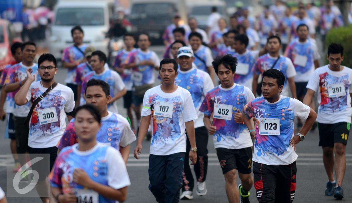 Peserta saat mengikuti lomba lari bertema Run & Walk in Harmony di kawasan Senayan City, Jakarta, Minggu (27/09/2015). Sebanyak 3500 peserta mengikuti dan berpartipasi dalam Run & Walk in harmony sejauh 5 km. (Liputan6.com/Herman Zakharia)