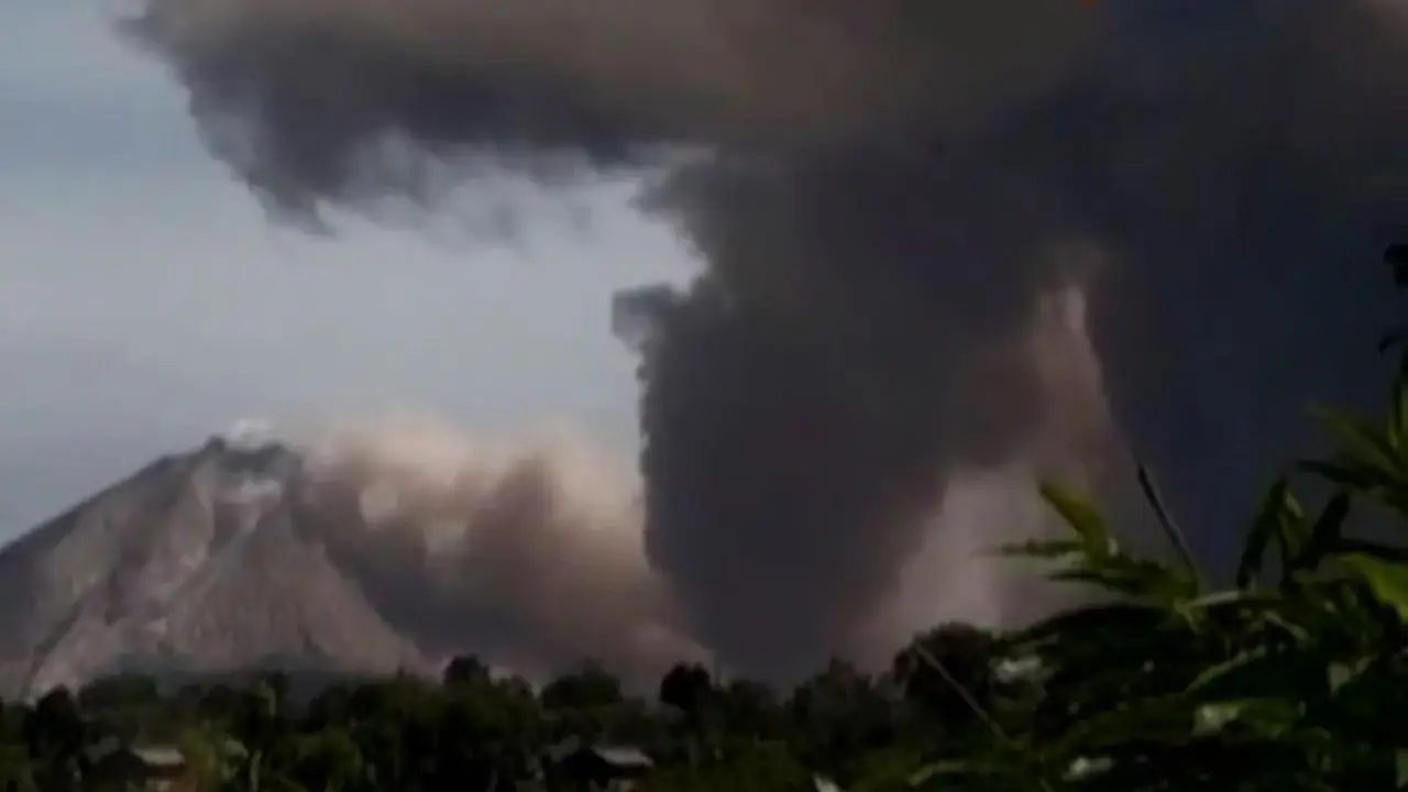Gunung Sinabung Kembali Erupsi, Sebagian Kota Kabanjahe Gelap
