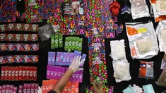 Petugas menata barang bukti kasus tembakau gorila dan liquid vape yang mengandung narkoba di Dittipidnarkoba Bareskrim Polri, Jakarta, Rabu (1/11). Dalam kasus tersebut, polisi mengamankan delapan orang tersangka. (Liputan6.com/Immanuel Antonius)