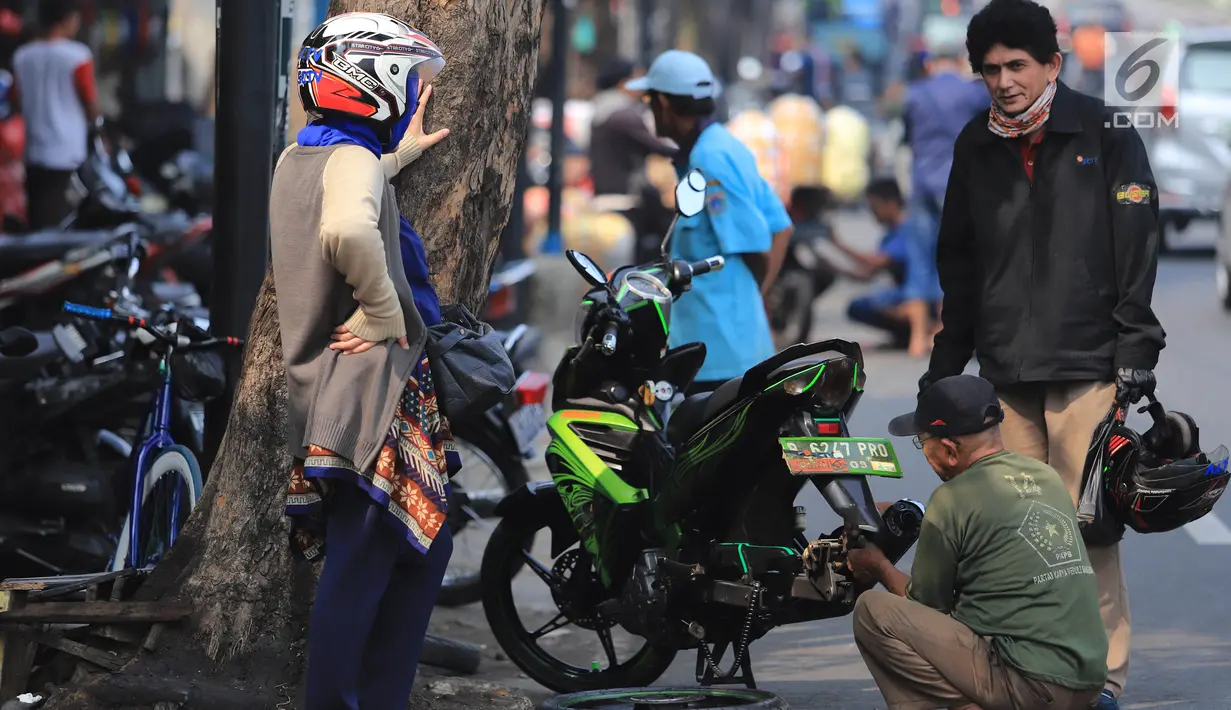 Mekanik memperbaiki motor di salah satu bengkel di Otista, Jakarta, Minggu (10/6). Calon pemudik motor mulai memenuhi bengkel guna menyervis atau mengganti suku cadang kendaraan sebelum digunakan untuk mudik Lebaran. (Liputan6.com/Angga Yuniar)