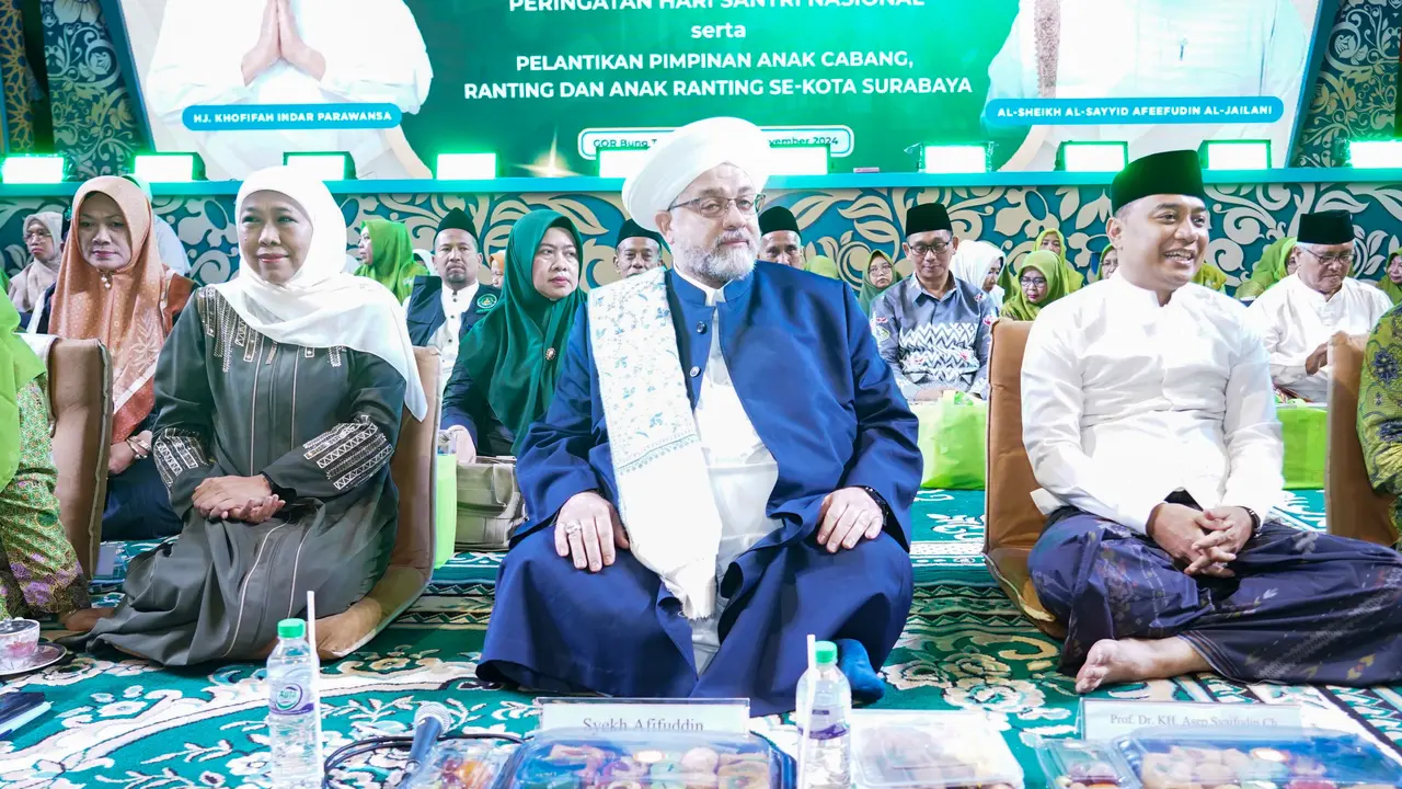 Calon Gubernur Jawa Timur nomor urut 2 Khofifah Indar Parawansa dan Wali Kota Surabaya periode 2021-2024 Eri Cahyadi kompak hadir dalam Peringatan Maulid Muhammad SAW.