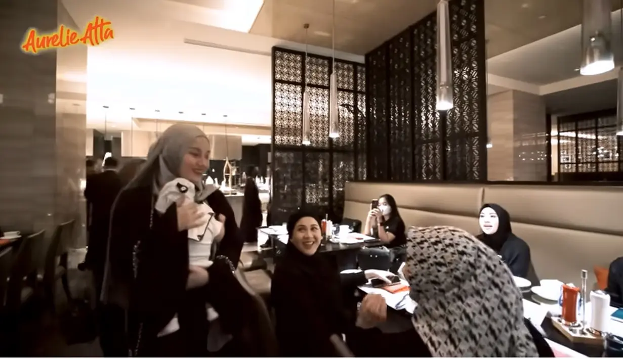 Hadir juga Dinda Hauw yang baru saja melahirkan secara caesar pada 2 Maret 2023 lalu juga hadir bersama sang buah hati. [Youtube/Aurelie Atta]