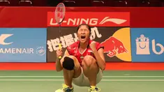 Ekspresi Linda Wenifanetri sesaat setelah menang melawan pebulutangkis Cina Taipei, Tai Tzu Ying, di perempatfinal Kejuaraan Dunia Bulutangkis 2015 di Istora Gelora Bung Karno, Jakarta. Jumat (14/8/2015). (Bola.com/Arief Bagus)