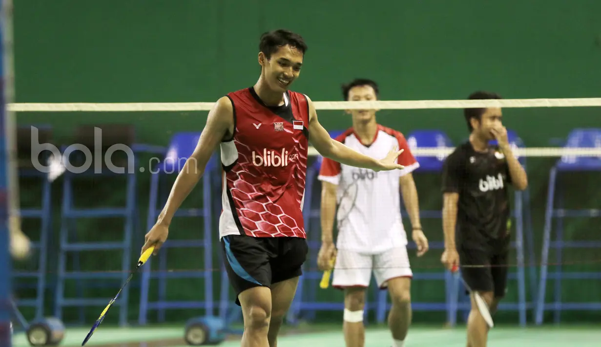 Jonatan Christie saat berlatih bersama Ihsan Maulana Mustofa dan Anthony Sinisuka Ginting di Pusat latihan Pelatnas Indonesia, Cipayung, Jakarta, (4/1/2017). (Bola.com/Nicklas Hanoatubun)