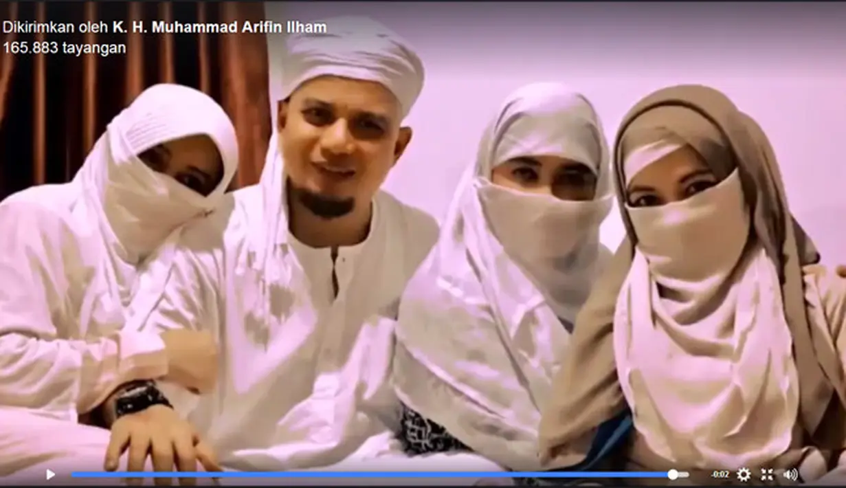 Kini, ustaz Arifin Ilham mengumumkan istri ketiganya. Tidak menyebut nama, hanya menyebut Putri Sunda. "Bersama 3 bidadari, putri Aceh, putri Yaman dan putri Sunda, janda 37 th dg 2 anak saat Liqo Tarbiyyah." tulis Arifin Ilham. (kh_m_arifin_ilham)