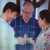 Senyum bahagia Andrew Chan saat memasangkan cincin kepada Feby | via: dailymail.co.uk