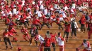 Aparatur Sipil Negara (ASN) Kementerian Dalam Negeri mengikuti lomba tarik tambang di Lapangan Banteng, Jakarta, Jumat (2/8/2019). Kemendagri dan Badan Nasional Pengelola Perbatasan (BNPP) memecahkan 2 rekor MURI untuk menyemarakkan peringatan HUT RI ke-74. (Liputan6.com/Angga Yuniar)