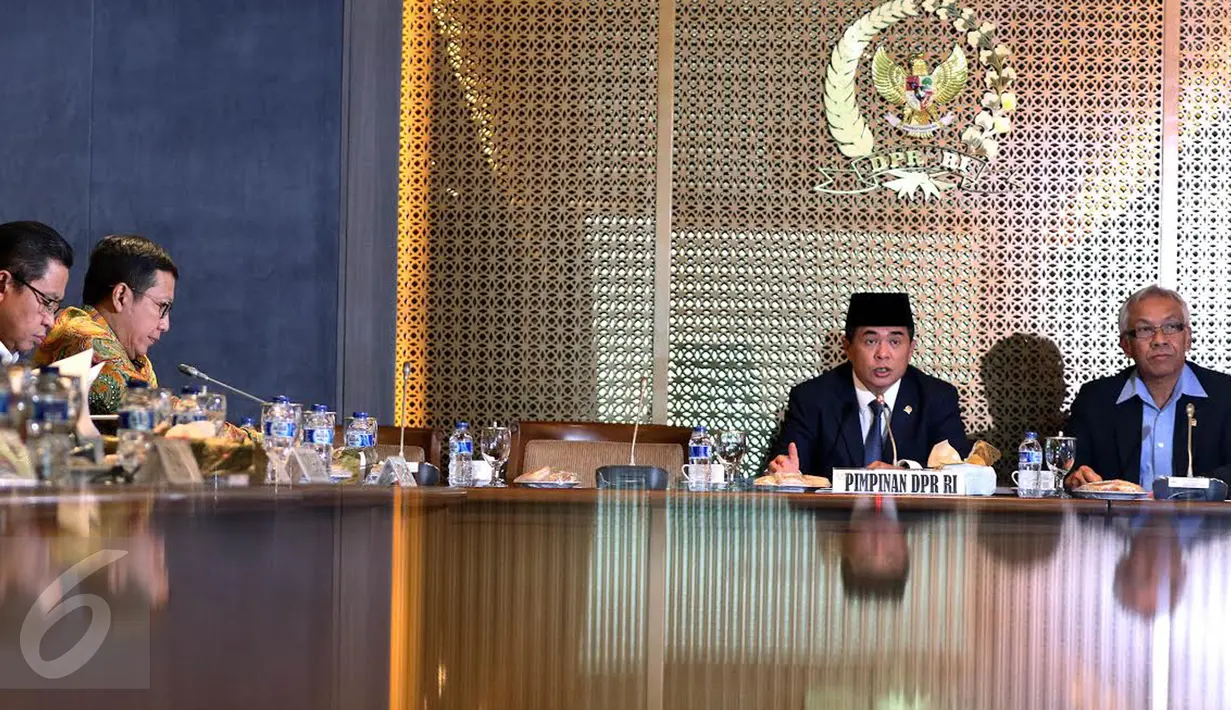 Ketua DPR Ade Komarudin didampingi Wakil Ketua DPR Agus Hermanto dan Perwakilan Pemerintah, Menteri Agama Lukman Hakim menggelar Rapat Konsultasi di Gedung Nusantara  III, Kompleks Parlemen, Senayan, Jakarta, Senin (26/9). (Liputan6.com/Johan Tallo)