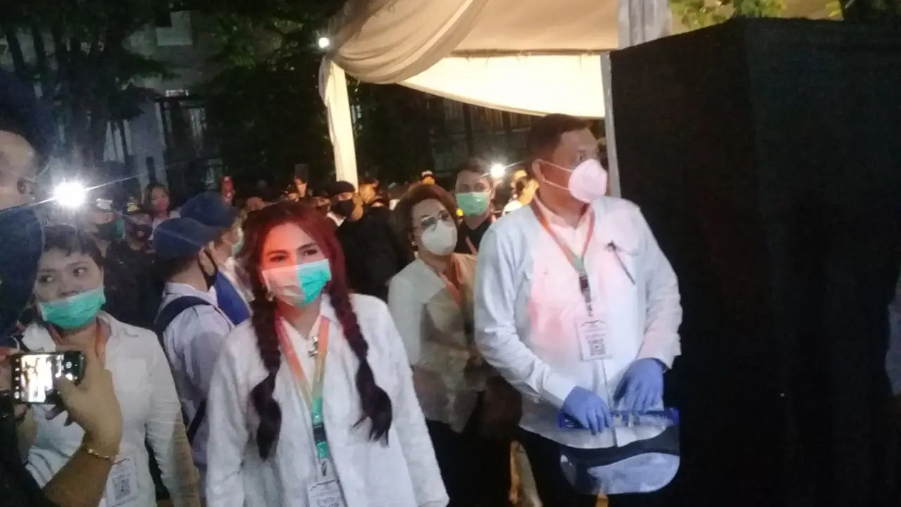 Pasangan terakhir yang mendaftarkan diri adalah Bupati Minahasa Utara Vonny Anneke Panambunan yang berduet dengan tokoh agama Pendeta Hendry Runtuwene.