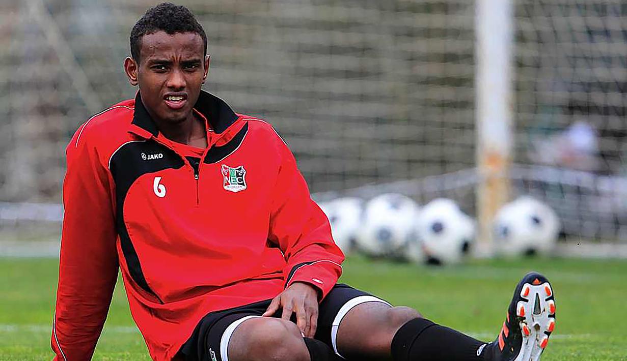 Abdisalam Ibrahim. Gelandang keturunan Somalia berusia 31 tahun yang kini memperkuat Ullensaker Kisa, klub yang berlaga di kasta ketiga Liga Norwegia ini pernah memperkuat Manchester City di Premier League pada musim 2010/2011 usai dipromosikan dari tim U-18. Hanya tampil 1 kali, pada tengah musim 2010/2011 ia dipinjamkan ke Scunthorpe United dan beberapa klub lainnya hingga akhir musim 2013/2014. Pada awal musim 2014/2015 ia dilepas ke Olympiacos. (nec-nijmegen.nl)