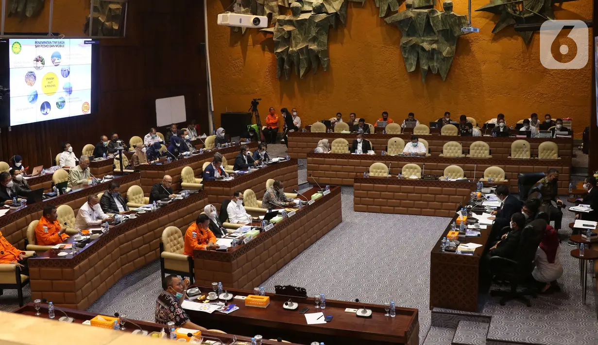 Menhub Budi Karya Sumadi (kedua kanan), Wakil Menteri PUPR John Wempi Wetipo (kanan), Kepala BMKG Dwikorita Karnawati (kedua kiri) dan Kepala BNPP Marsekal Madya TNI Henri Alfiandi rapat kerja dengan Komisi V DPR di Kompleks Parlemen Senayan, Jakarta, Rabu (1/12/2021). (Liputan6.com/Angga Yuniar)