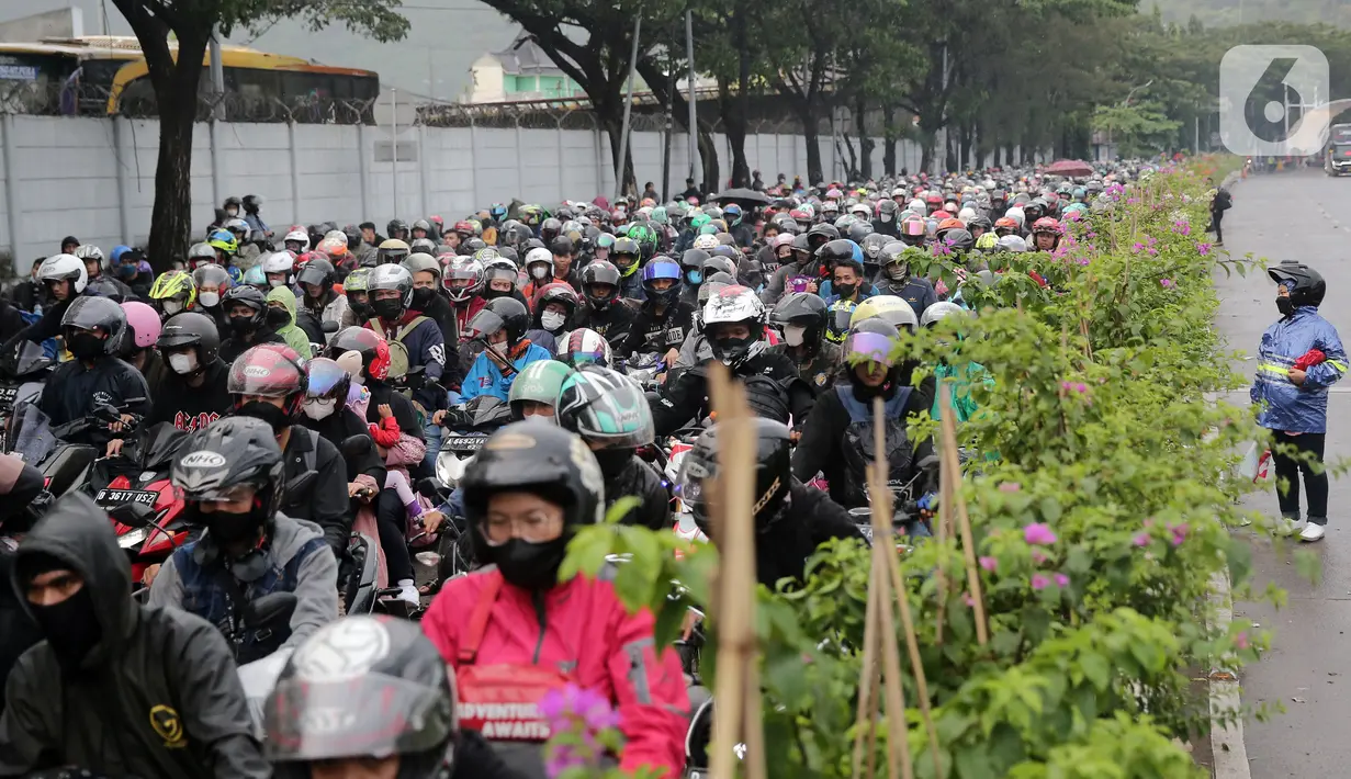 <p>Pemudik bersepeda motor antre untuk memasuki Pelabuhan Merak di Banten, Sabtu (30/4/2022). Pelabuhan Merak dipadati puluhan ribu pemudik berkendaraan roda yang akan menyebrang ke pulau Sumatra. (Liputan6.com/Angga Yuniar)</p>