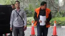 Anggota DPR Fraksi Golkar Bowo Sidik Pangarso (kanan) tiba di Gedung KPK, Jakarta, Senin (15/4). Bowo diperiksa sebagai saksi untuk tersangka Marketing Manager PT Humpuss Transportasi Kimia, Asty Winasti terkait kasus dugaan suap distribusi pupuk dengan kapal. (merdeka.com/Dwi Narwoko)