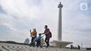 Warga saat berkunjung pada hari perdana uji coba pembukaan Monumen Nasional (Monas), Jakarta Pusat, Kamis (16/6/2022). Pasca ditutup sejak 2020 akibat pandemi Covid-19, Pemerintah Provinsi DKI Jakarta melakukan uji coba pembukaan kawasan wisata Monas secara bertahap dan terbatas yang dimulai dari kawasan luar tugu. (merdeka.com/Iqbal S Nugroho)