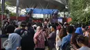 Suasana antrian konser Selena Gomez di ICE BSD CITY, Tanggerang, Sabtu (23/7). Selena Gomez menggelar konser yang bertajuk "REVIVAL TOUR" di ICE BSD CITY yang akan di mulai jam 20.00. (Liputan6.com/Herman Zakharia)