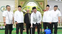 Direktur Utama PT Bank Muamalat Indonesia Tbk Indra Falatehan (ketiga kanan) mencoba alat kebersihan di sela acara Gerakan Bersih Masjid yang dilaksanakan di Masjid Jami' Baitur Rahmah, Jakarta, Sabtu (7/10/2023). (Dok Bank Muamalat)