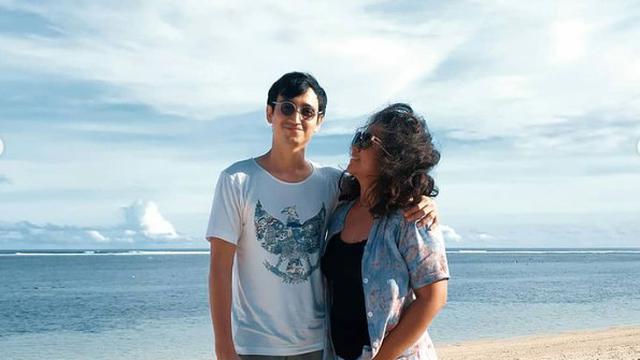 Vakum Jadi Artis, Ini 6 Potret Terbaru Roy Posende Saputra Bareng Sang Istri