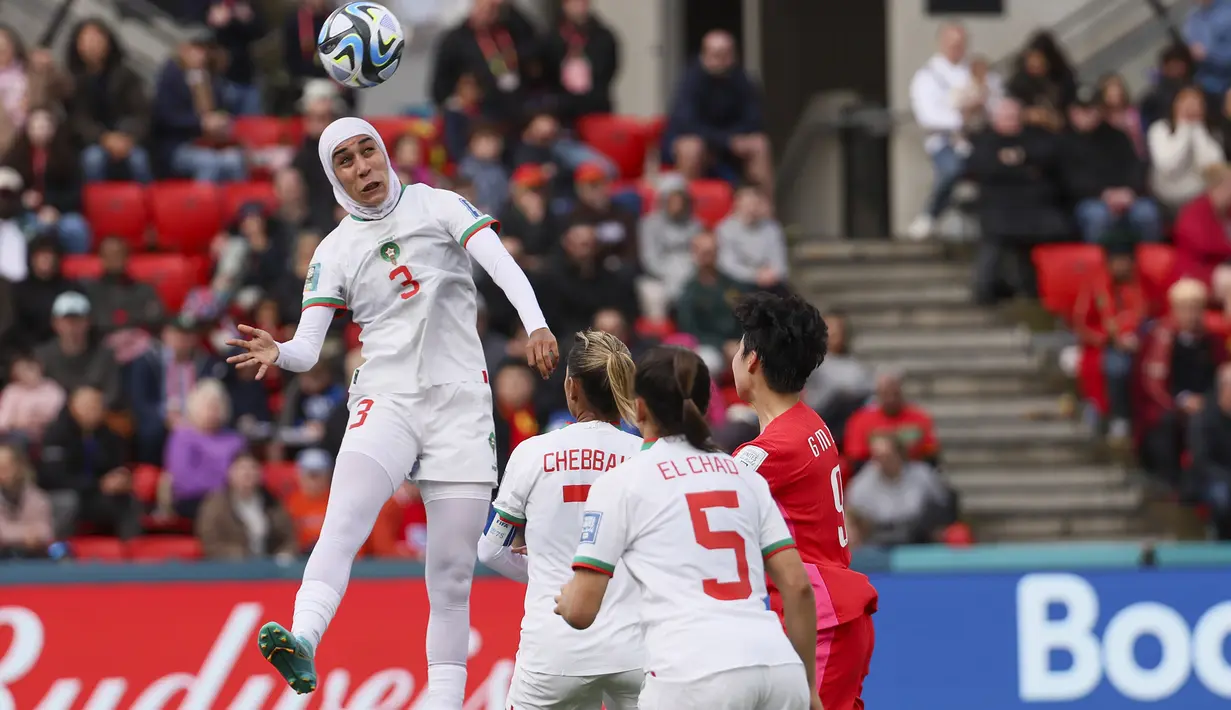Pemain Timnas Sepak Bola Wanita Maroko, Nouhaila Benzina (atas) berusaha menyundul bola saat menghadapi Korea Selatan pada laga kedua Grup H Piala Dunia Wanita 2023 di Hindmarsh Stadium, Adelaide (30/7/2023). (AP Photo/James Elsby)