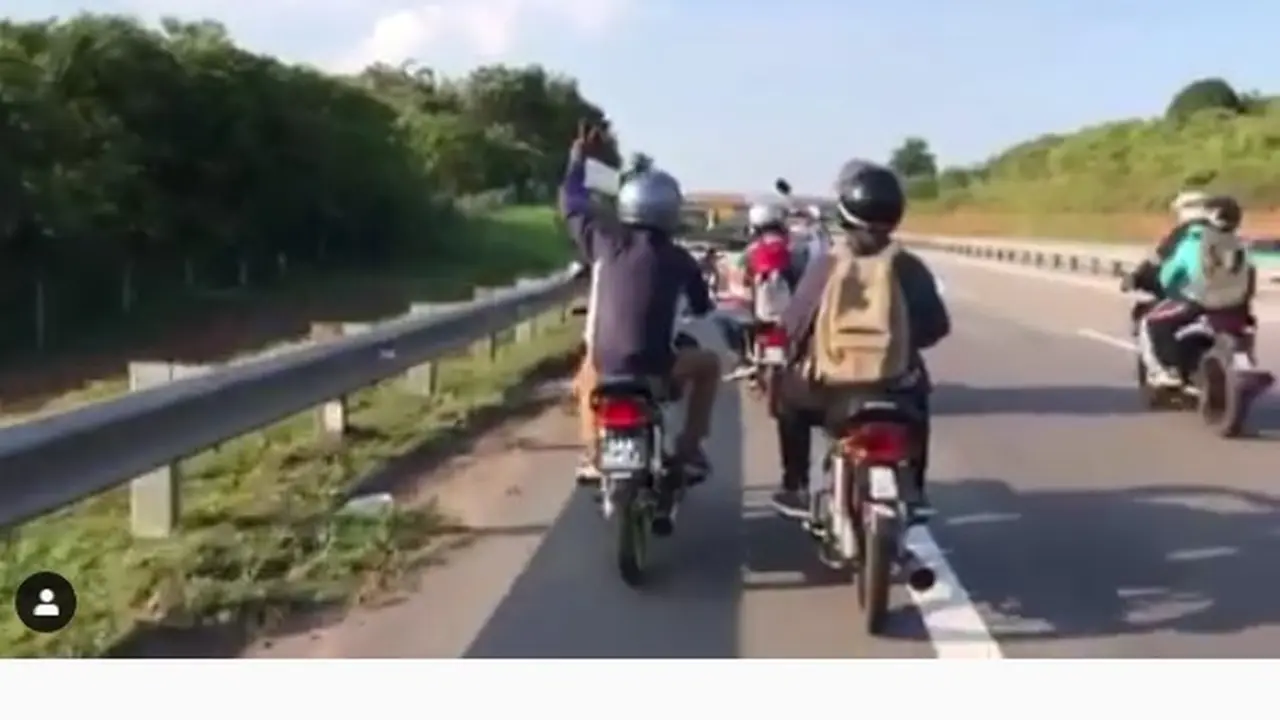 Aksi pria bantu temannya yang motornya rusak