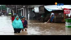 Meski banjir di Cilegon masih setinggi setengah meter, warga di Kecamatan Cibeber mulai bersihkan rumah mereka dari sampah dan lumpur.