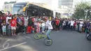 Seorang pria mengendarai sepeda melakukan gaya bebas saat unjuk kebolehan saat pelaksanaan HBKB di Jakarta, Minggu (12/3). (Liputan6.com/Immanuel Antonius)