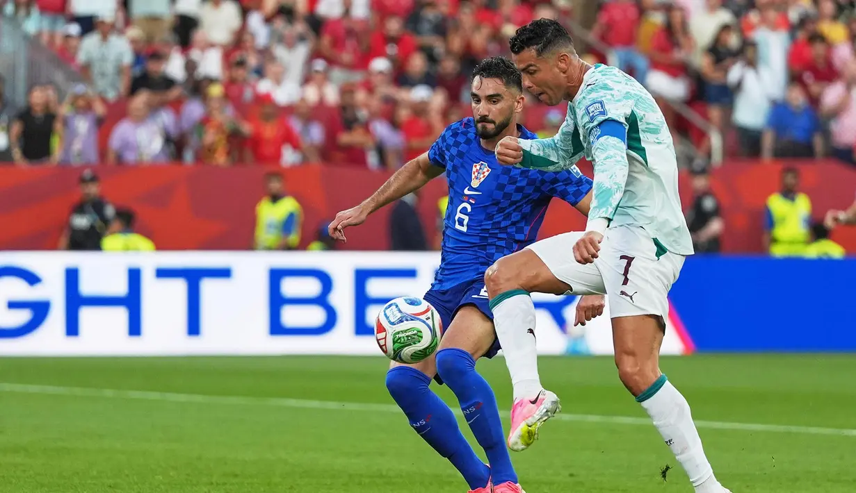 Pemain Portugal Cristiano Ronaldo berebut bola dengan pemain Kroasia Josip Sutalo selama pertandingan sepak bola babak 32 besar Piala Dunia di Toronto, Kamis, (02/07/2026). (AP Photo/Stephanie Scarbrough)