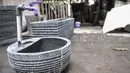 Salah satu jenis wastafel batu alam yang dijajakan di Jakarta, Rabu (15/7/2020). Merebaknya pandemi Covid-19 di Jakarta ternyata membawa berkah bagi Awan (30) dan pengrajin batu alam lainnya dengan membuat dan menjual wastafel batu alam sejak ramainya kampanye New Normal. (merdeka.com/Iqbal Nurgoho)