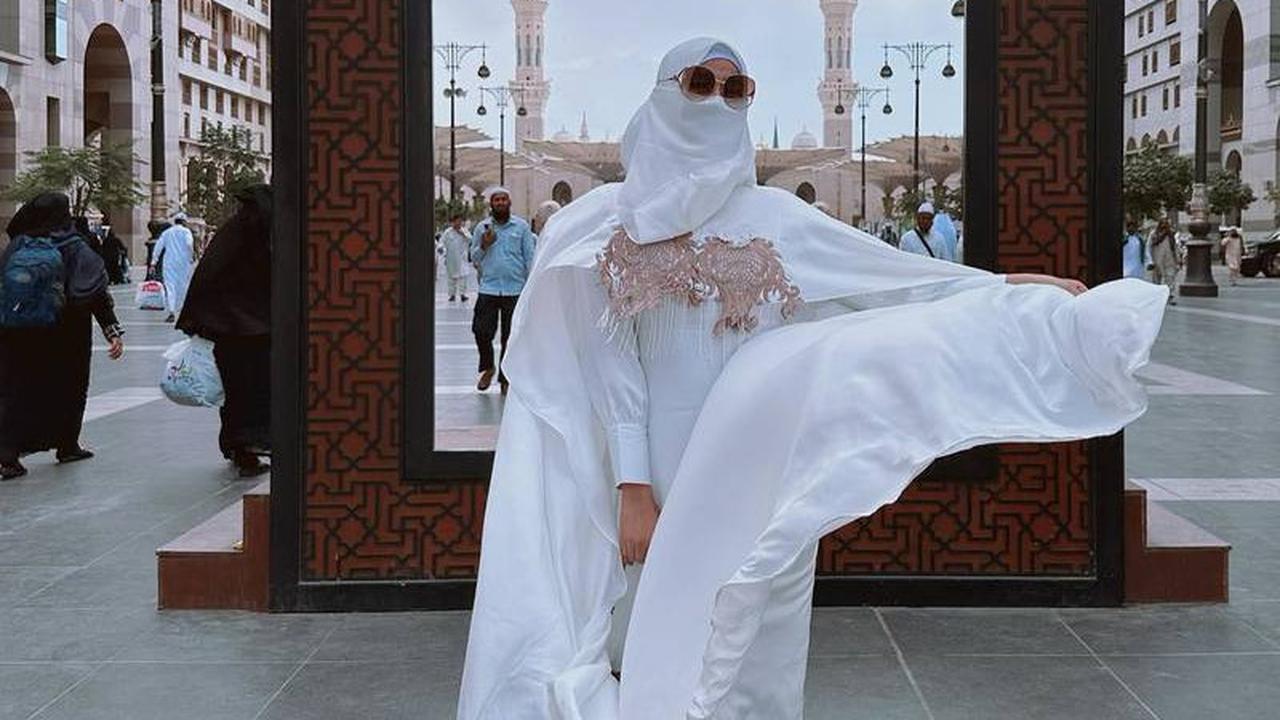 Netizen Ramai-ramai Geruduk Akun Agen Travel milik Shella Shauki yang Diduga Berangkatkan Umrah Isa Zega