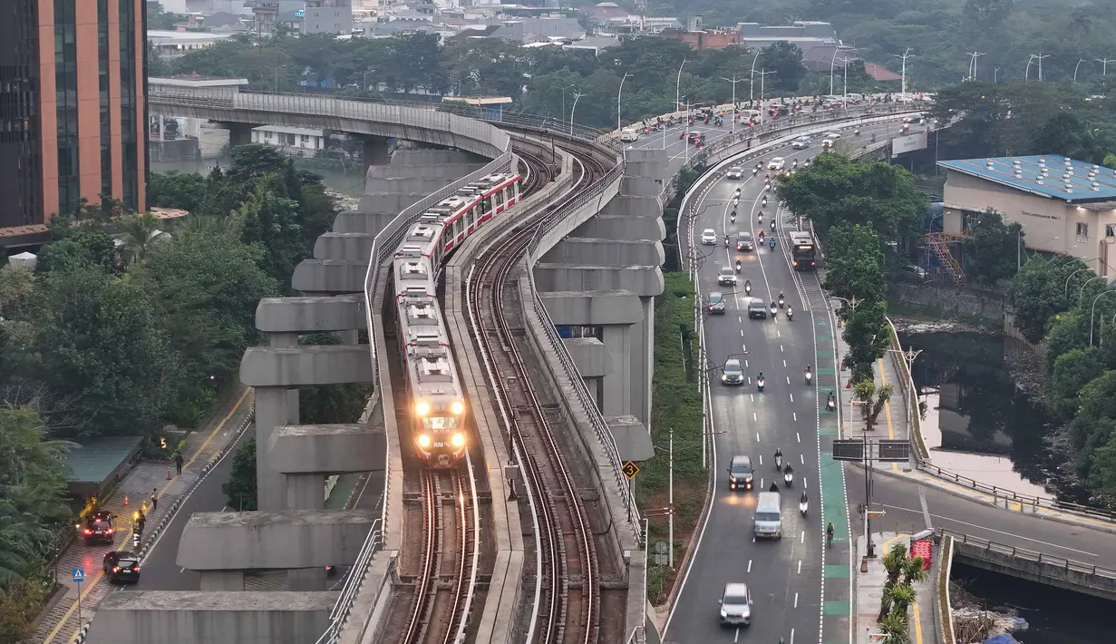 Rangkaian kereta Lintas Raya Terpadu (LRT) Jabodebek melintas di kawasan Kuningan,  Jakarta, Rabu, 15 Juli 2026. (KLY/Arie Basuki)