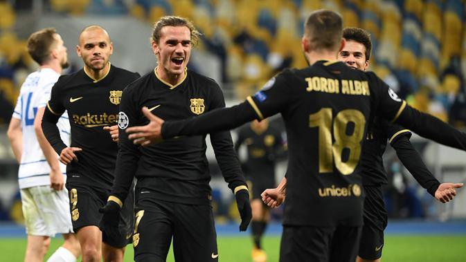 Pemain Barcelona merayakan gol yang dicetak Antoine Griezmann ke gawang Dynamo Kiev pada laga Liga Champions di Stadion NSK Olimpiyskiy, Rabu (25/11/2020) dini hari WIB. Barcelona menang 4-0 atas Dynamo Kiev. (AFP/Sergei Supinsky)