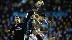 Gelandang Real Madrid Lucas Vazquez menyundul bola pada pertandingan pekan ke-18 La Liga kontra Celta Vigo di Estadio de Balaidos, Minggu (7/1). Sempat unggul berkat dua gol Gareth Bale, Madrid akhirnya harus puas dengan skor akhir 2-2. (MIGUEL RIOPA/AFP)