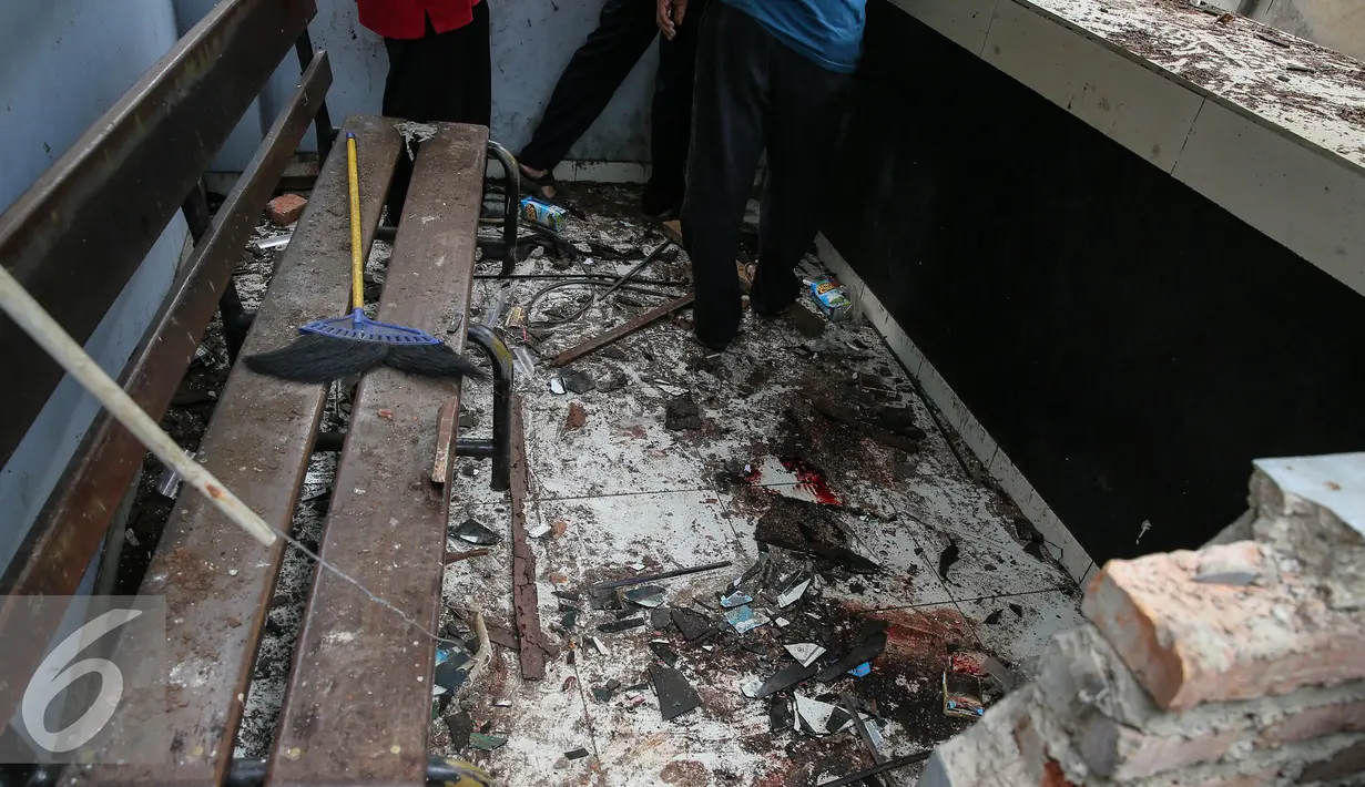 Kondisi pos polisi Sarinah yang hancur pasca bom di Jakarta, Jumat (15/1/2016). Pasca teror bom di Pos Polisi Sarinah yang hancur, mulai dibersihkan dan diperbaiki. (Liputan6.com/Faizal Fanani)
