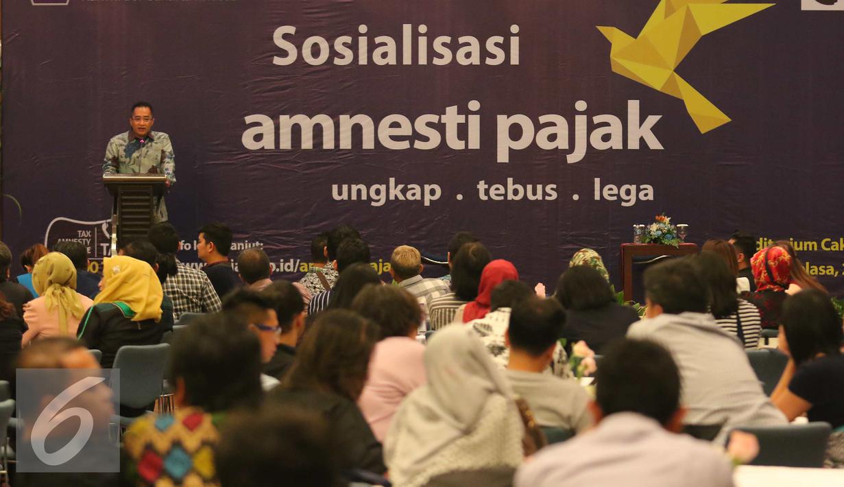 Kepala kantor wilayah DJP Jakarta Khusus Muhammad Haniv memberi sosialisasi Tex Amnesty di Jakarta, (23/8).  Sosialisasi dilakukan untuk memberikan edukasi dan sosialisasi tentang program pengampunan pajak pada pekerja seni. (Liputan6.com/Angga Yuniar)