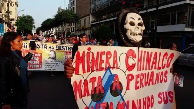 Para penambang dan pekerja lainnya menggelar demo yang dilakukan di sepanjang jalan kota Lima.