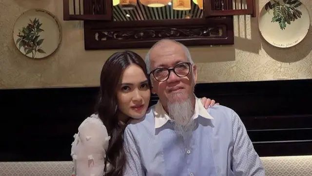 6 Potret Kebersamaan Seleb dengan Orang Tua yang Beda Keyakinan, Saling Menghormati