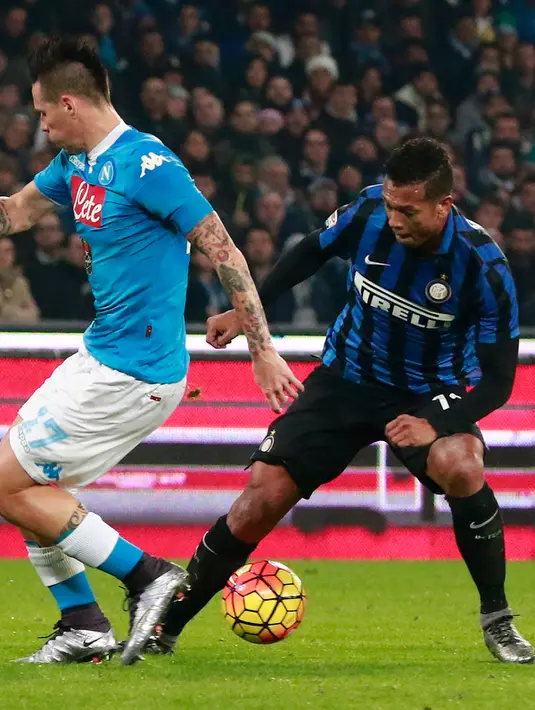 Gelandang Inter Milan, Fredy Guarin (kanan) berusaha melewati gelandang Napoli, Marek Hamsik pada lanjutan Liga Serie A di  San Paolo, Naples, Italia (30/11). Napoli menang atas Inter Milan dengan skorg 2-1. (AFP/CARLO Hermann)