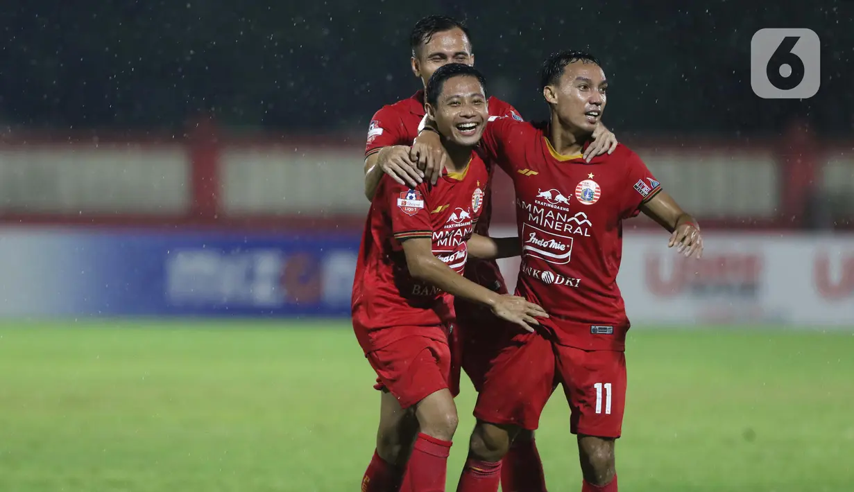 Pemain Persija merayakan gol yang dicetak Evan Dimas Darmono saat melawan Bhayangkara FC pada lanjutan Shopee Liga 1 Indonesia di Stadion PTIK, Jakarta, Sabtu (14/3/2020). Laga kedua tim berakhir imbang 2-2. (Liputan6.com/Helmi Fithriansyah)