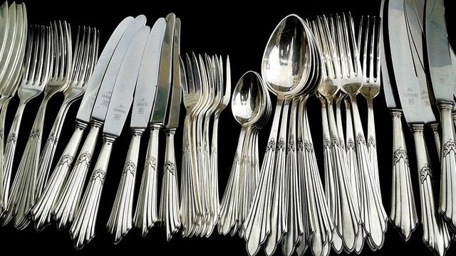 ilustrasi alat makan.