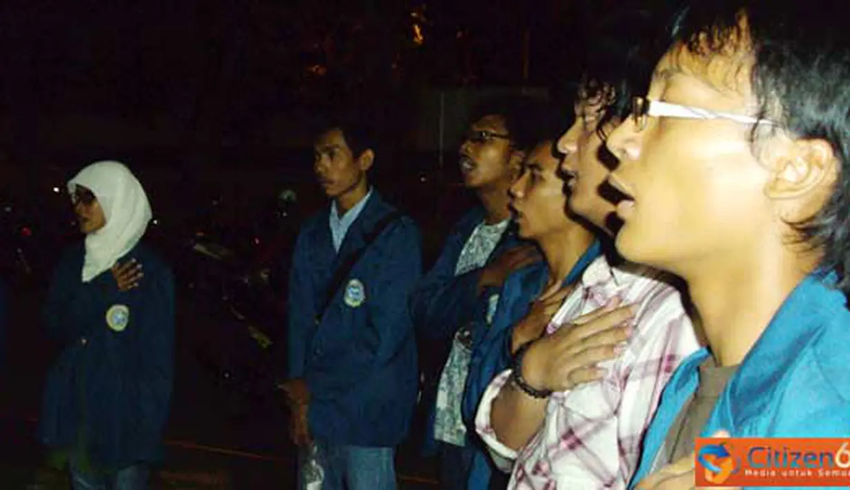 Citizen6, Surabaya: Forum Advokasi Mahasiswa (FAM) Universitas Airlangga mengadakan malam peringatan 41 tahun kekuasaan (Haul) Bung Karno dengan merefleksikan semangat anti kolonialisme, Selasa (21/6). (Pengirim: Nias Stovit)