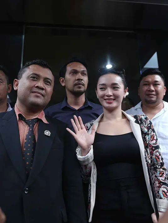 Pedangdut Zaskia Gotik rupanya masih diperiksa oleh aparat kepolisian atas kasus penghinaan lambang negara Indonesia yang telah dituduhkan padannya. (Nurwahyunan/Bintang.com)