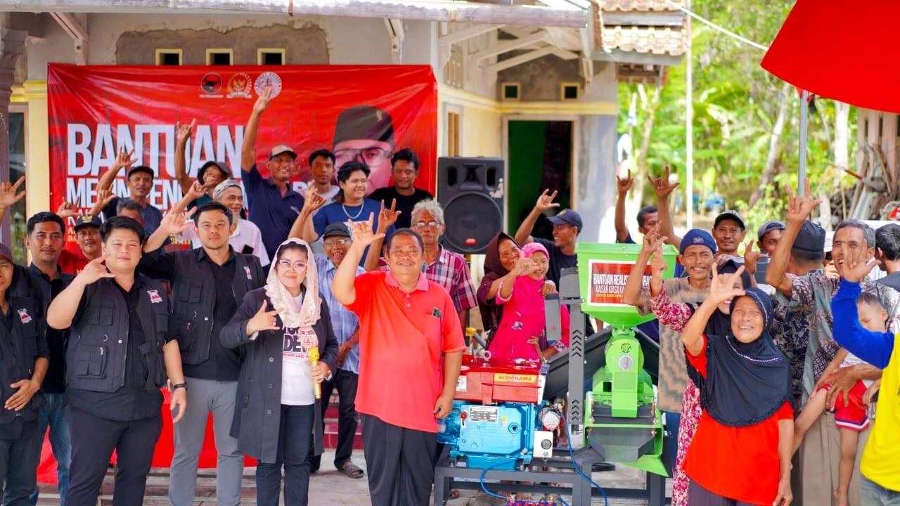 Anggota Komisi XI DPR RI Kaisar Serahkan Alat Penggiling Padi di Cilacap