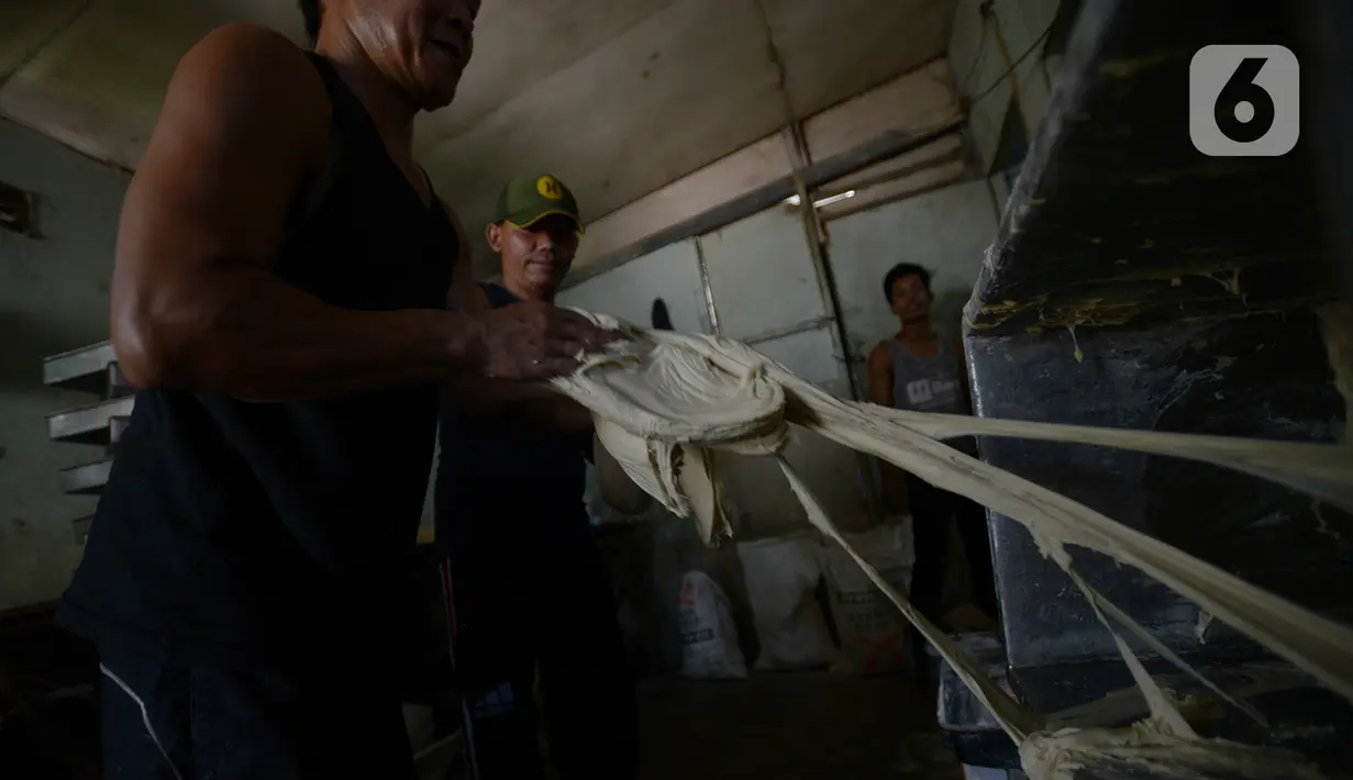 Pekerja membuat adonan roti di industri rumahan Lengansari, Duren Sawit, Jakarta, Rabu (26/8/2020). Industri rumahan tersebut mampu memproduksi 3.000 roti per hari dengan harga jual Rp. 2.000 per buah. (merdeka.com/Imam Buhori)