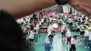 Para atlet muda bulu tangkis sedang mengikuti Coaching Clinic di Gor ASA Cilegon, Banten, Sabtu (14/3/2015). Kegiatan ini sebagai pemasalan bulutangkis keseluruh Indonesia. (Liputan6.com/Helmi Afandi)