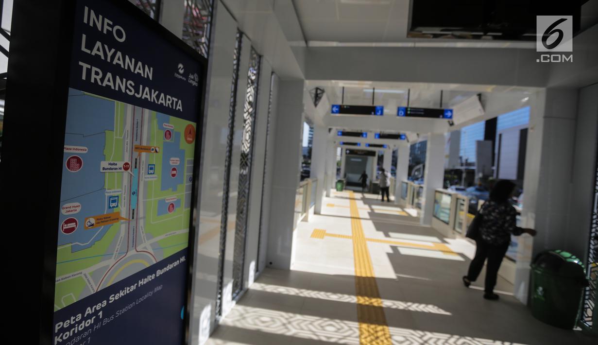 Suasana Halte Bus Transjakarta Bundaran Hotel Indonesia (HI), Jakarta, Senin (25/3). Halte Bundaran HI menjadi halte Transjakarta pertama yang terintegrasi fisik secara langsung dengan stasiun Moda Raya Terpadu (MRT). (Liputan6.com/Faizal Fanani)