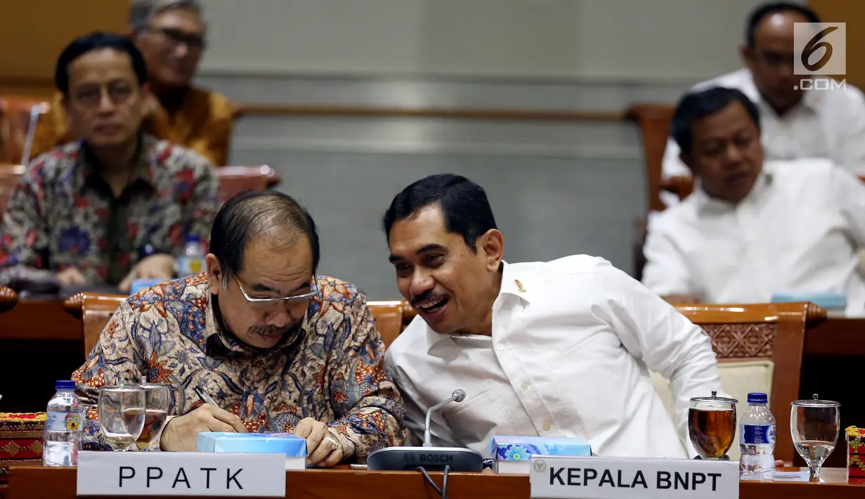 Kepala BNPT Komjen Pol Suhardi Alius (kanan), bersama Kepala PPATK Kiagus Ahmad Badaruddin (kiri) bersiap mengikuti rapat dengan Komisi III DPR di Kompleks Parlemen, Senayan, Jakarta, Selasa (19/9). (Liputan6.com/JohanTallo)