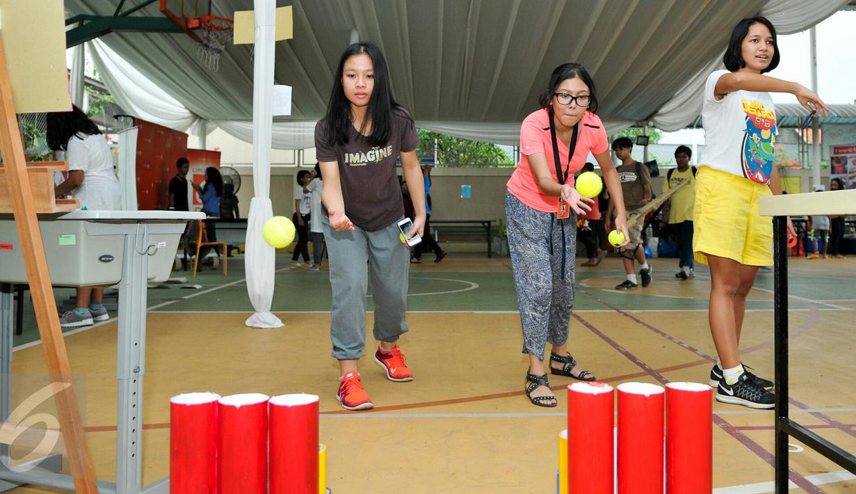 Sejumlah anak-anak bermain games dalam perayaan acara tahunan Sekolah Cikal Menengah Amri, Cipayung, Jakarta Timur, Jumat (18/12). Acara tahunan kali ini bertajuk 'Cikal Carnival Heroes'. (Liputan6.com/Yoppy Renato)