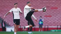 Pemain PSG, Achraf Hakimi, mengontrol bola saat sesi latihan jelang laga melawan Arsenal pada laga semifinal Liga Champions. (AFP/Franck Fife)