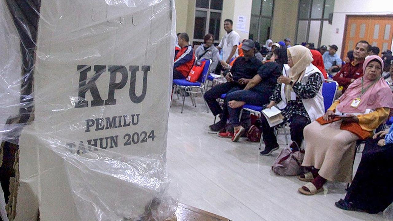 Petugas Panitia Pemungutan Suara (PPS) dan Panitia Pemilihan Kecamatan (PPK) melaksanakan rapat pleno rekapitulasi hasil penghitungan perolehan suara dan penetapan hasil pemilihan umum tingkat kecamatan di GOR Benhil, Jakarta Pusat, Jumat (16/2/2024). Mer