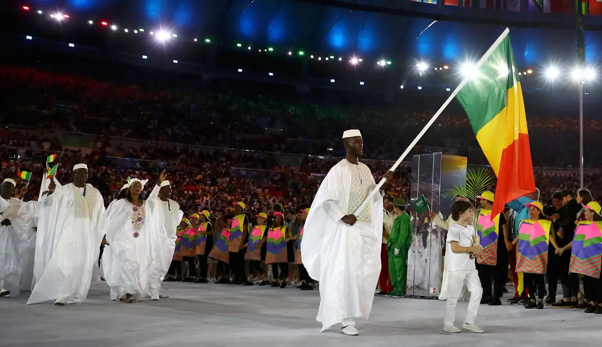 Kostum rombongan atlet Mali dengan busana putih-putih meramaikan parade upacara pembukaan Olimpiade 2016 di Stadion Maracana, Rio de Janeiro, Brasil (5/8).( REUTERS / Kai Pfaffenbach)